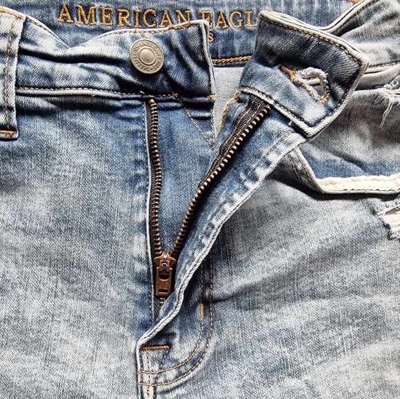 American Eagle Extreme Flex Lightwash Distressed Unisex Denim Shorts - Picture 4 of 9
